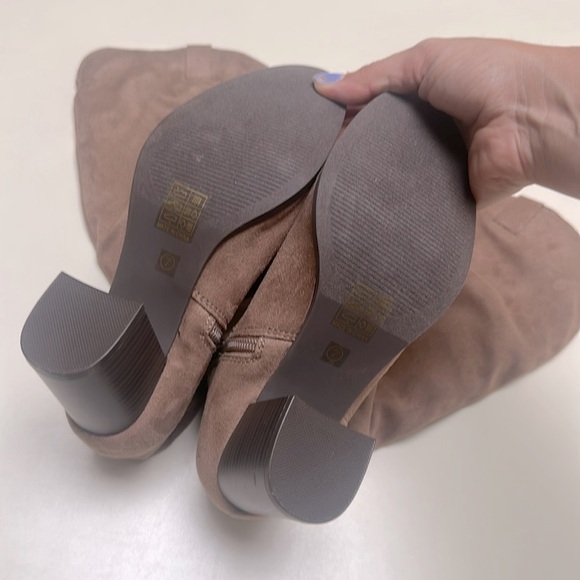 🆕 JOURNEE COLLECTION ANEIL KNEE-HIGH BOOTS IN FAUX SUEDE Taupe Suede Size 7 - Picture 10 of 13